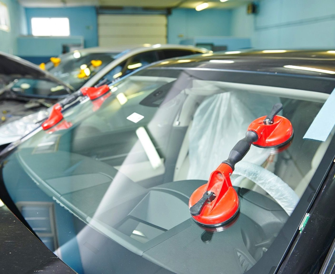 Снимут ли автомобиль с заводской гарантии, если поменять стекло?