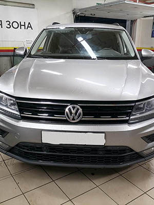 Замена лобового стекла на Фольксваген Тигуан/VOLKSWAGEN TIGUAN 2020 года. Стекло FUYAO (8627AGAHMVZ1C)